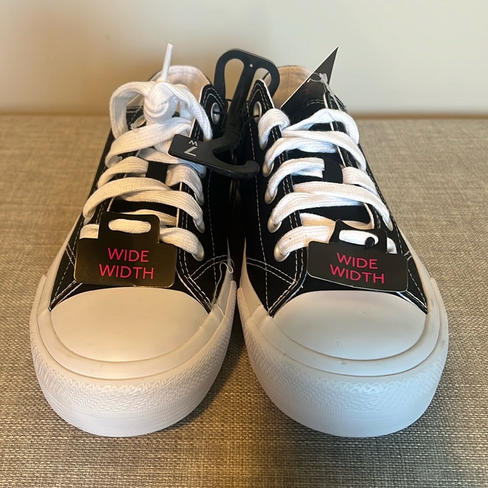 NWT No Boundaries Women's Casual lace up sneakers.